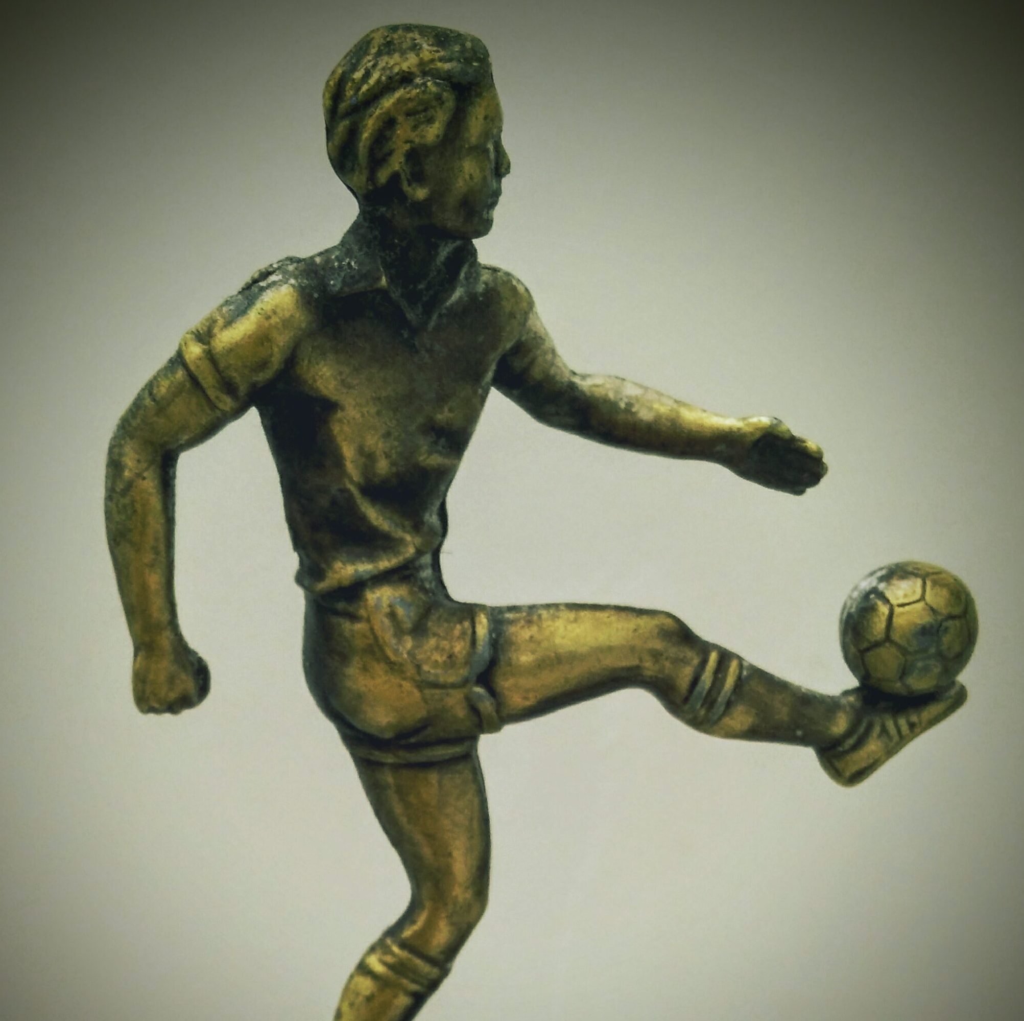 Footballeur pro. Sous les paillettes, les sacrifices. Footballeur pro. Sous les paillettes, les sacrifices.
