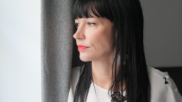 Charlotte Ameling, autrice-illustratrice de L'invité. Photo prise à Paris en février 2021 par Anne-Flore Hervé.