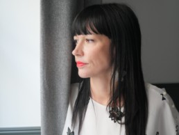 Charlotte Ameling, autrice-illustratrice de L'invité. Photo prise à Paris en février 2021 par Anne-Flore Hervé.