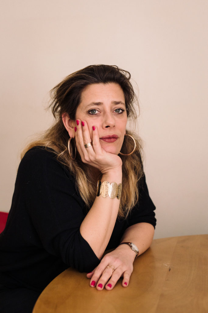 La journaliste Giulia Foïs photographiée par Philippe Labrosse pour L'Humanité Magazine.
