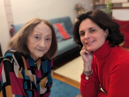 Judith Elkán-Hervé, ancienne déportée, et Karine Sicard Bouvatier, photographe, le 6 mai 2024, à Paris.