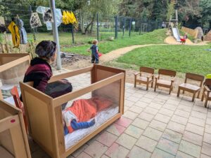 Dans cette crèche, les enfants passent leur journée dehors, repas et siestes comprises Rennes, eptembre 2024 ©AnFloreH