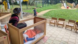 Dans cette crèche, les enfants passent leur journée dehors, repas et siestes comprises Rennes, eptembre 2024 ©AnFloreH